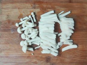 海鲜菇切去根部，再切两刀