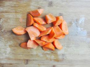 胡萝卜削去皮切成滚刀块