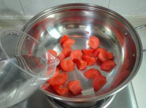 滚刀块萝卜放进汤锅再放适量清水烧开