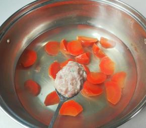 用勺子挖出肉糜在器皿边上尽量滚动圆，放进汤锅
