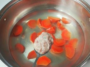 用勺子挖出肉糜在器皿边上尽量滚动圆，放进汤锅