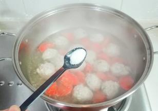 放半小勺盐，少许鸡精
