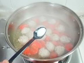 放半小勺盐，少许鸡精