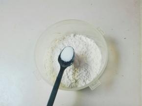 面粉里面放半小勺盐