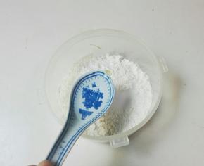 放适量清水搅拌均匀成面糊