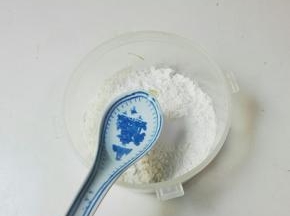 放适量清水搅拌均匀成面糊