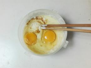 放两个鸡蛋搅拌均匀