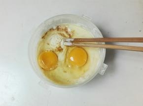 放两个鸡蛋搅拌均匀