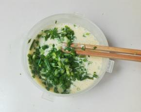 放葱花搅拌均匀