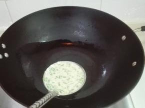 中火烧热锅，涂抹少许油，放一大勺鸡蛋面糊下锅