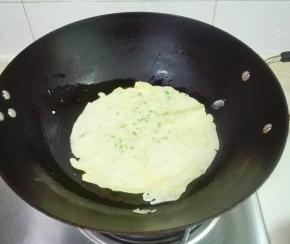 看到靠锅边的面糊有的翘起来，赶紧翻个面再煎一会