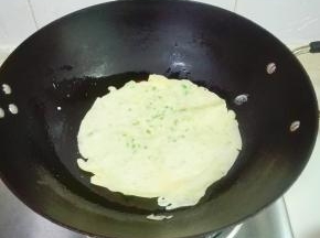 看到靠锅边的面糊有的翘起来，赶紧翻个面再煎一会