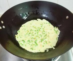 再翻个面稍微煎一下，看到表面有浅黄色斑点就可以出锅