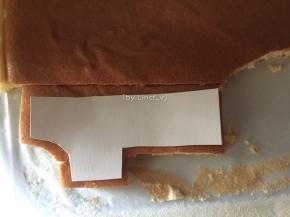 将纸板放至放凉的蛋糕上，切出数字形状，每个数字两个
