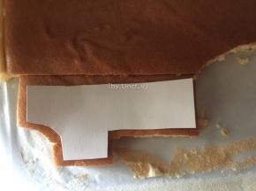 将纸板放至放凉的蛋糕上，切出数字形状，每个数字两个
