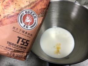 倒入王后T55法式面包粉