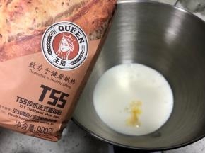 倒入王后T55法式面包粉