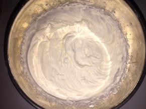 将淡奶油加入细砂糖，用打蛋器打发好奶油
