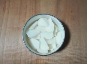 白萝卜削去皮切滚刀块