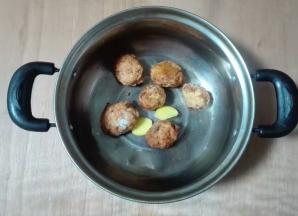 生姜肉圆放进汤锅