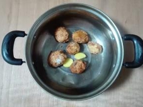 生姜肉圆放进汤锅