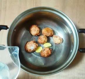 放适量清水烧开