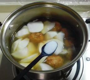 放进白萝卜，再放一小勺烧开小火煮熟白萝卜