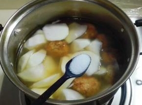 放进白萝卜，再放一小勺烧开小火煮熟白萝卜