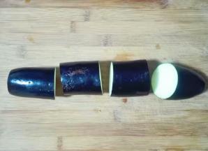 茄子洗净切成段