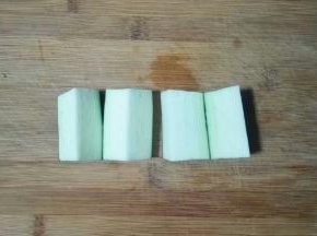 每个段切成四分