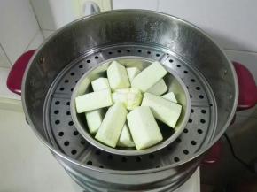 蒸锅水开，放茄子蒸十分钟，同时准备调料