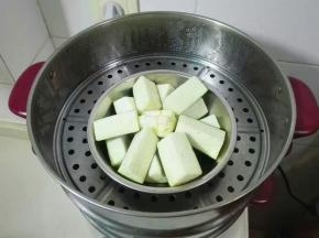 蒸锅水开，放茄子蒸十分钟，同时准备调料