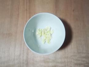 蒜去皮剁成蒜泥放小碗里
