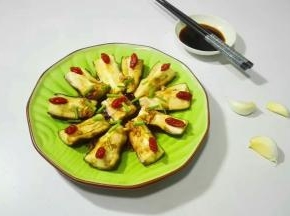 取出蒸熟的茄子，换个盘子，浇上调料，摆上枸杞