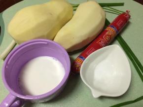 食材准备:
2个土豆，半根火腿肠，牛奶，小葱，盐，玉米油