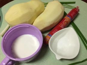 食材准备:
2个土豆，半根火腿肠，牛奶，小葱，盐，玉米油