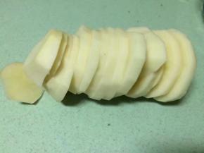 为了缩减蒸煮时间，削皮后的土豆切成厚土豆片