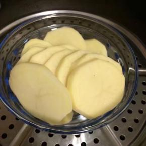 然后放入锅中，隔水蒸20分钟左右，蒸至熟烂为止