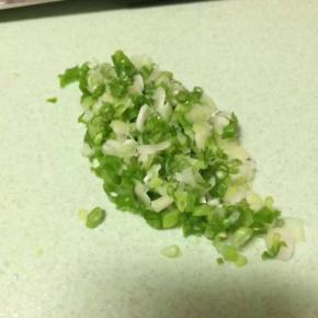 蒸土豆的期间，把小葱洗干净切成小葱花