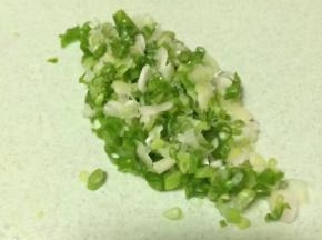蒸土豆的期间，把小葱洗干净切成小葱花