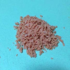 半根火腿肠切成小碎粒，越碎越好