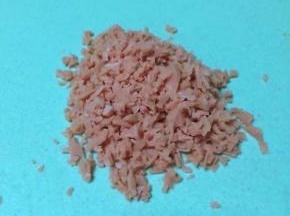 半根火腿肠切成小碎粒，越碎越好