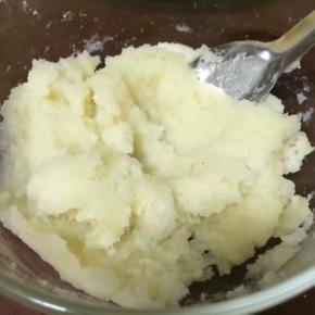熟烂的土豆用勺子压成土豆泥，或者用其它工具也可以协助压成土豆泥，总之压到没有颗粒感就可以了