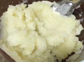 熟烂的土豆用勺子压成土豆泥，或者用其它工具也可以协助压成土豆泥，总之压到没有颗粒感就可以了