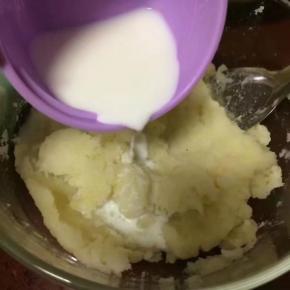在土豆泥里加入牛奶，一边加牛奶一边搅拌，完全融合在一起