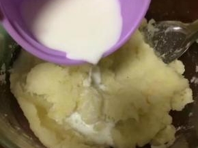 在土豆泥里加入牛奶，一边加牛奶一边搅拌，完全融合在一起