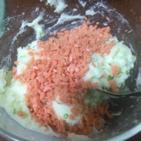 加入切碎的火腿肠