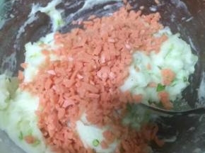 加入切碎的火腿肠