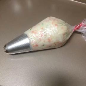 然后全部材料搅拌均匀，装入裱花袋中