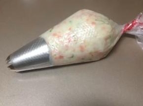 然后全部材料搅拌均匀，装入裱花袋中